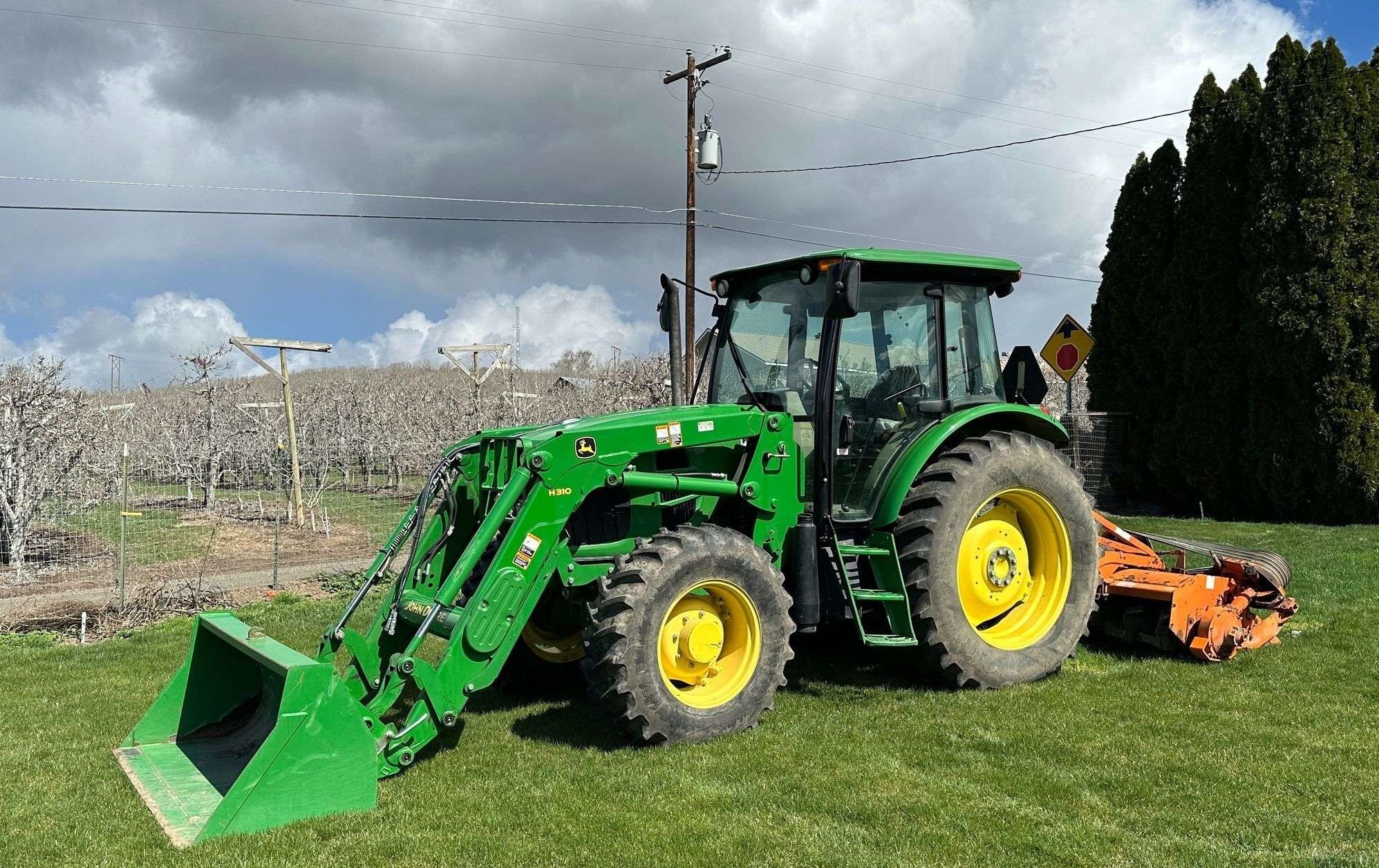 2012 John Deere 6140D Loader
